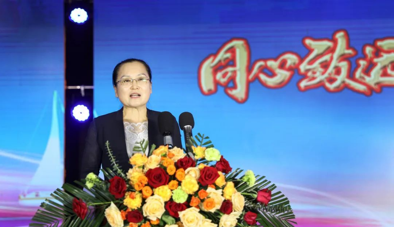 姜妍在致辭中指出，過去十年是豐源輪胎公司打基礎(chǔ)、謀長遠的十年。今后，該公司將積極學(xué)習(xí)國家級和世界級輪胎企業(yè)的先進經(jīng)驗，為全區(qū)全市的“強工興產(chǎn)、轉(zhuǎn)型突圍”貢獻更大力量。