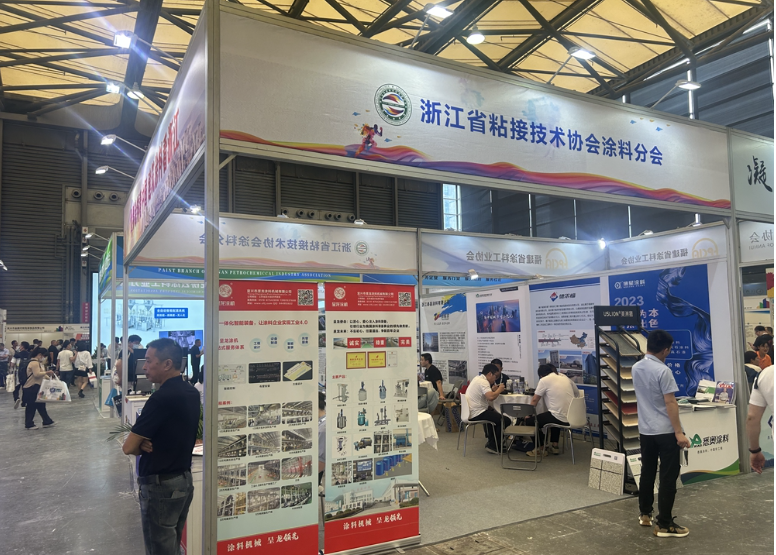 近日，浙江省粘接技術(shù)協(xié)會涂料分會聯(lián)合浙江地區(qū)涂料企業(yè)，共同參展本屆涂料展覽會，旨在加強與全國涂料產(chǎn)業(yè)鏈同仁的技術(shù)研發(fā)、產(chǎn)學研合作、技術(shù)服務(wù)和創(chuàng)新成果轉(zhuǎn)化等方面的合作。據(jù)了解，該分會的展位吸引了眾多參展觀眾駐足體驗、洽談，展位活躍度較高。
