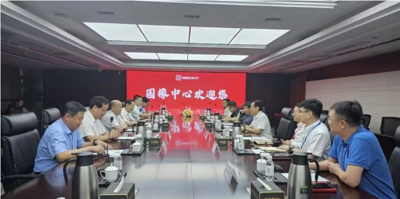雙方就賽輪(濰坊)工程輪胎生產(chǎn)項(xiàng)目進(jìn)行了磋商，深入探討了項(xiàng)目落地的具體細(xì)節(jié)，并對(duì)未來(lái)合作事宜展開(kāi)了交流。