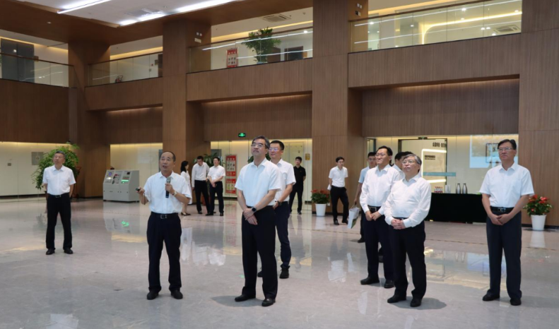 山東省委常委、省政府副省長曾贊榮率領(lǐng)代表團蒞臨金能化學(xué)進行參觀考察。