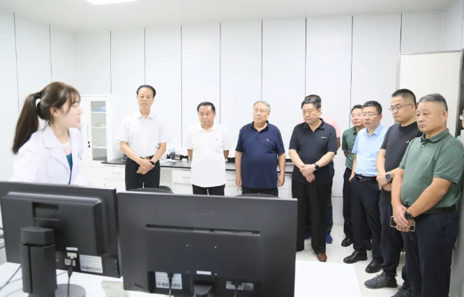 山東省道路運(yùn)輸協(xié)會(huì)會(huì)長(zhǎng)孫慶民攜帶代表團(tuán)一行訪問(wèn)賽輪集團(tuán)。賽輪集團(tuán)總裁謝小紅親自接待了這位重要的客人，并帶領(lǐng)他們參觀了集團(tuán)總部。