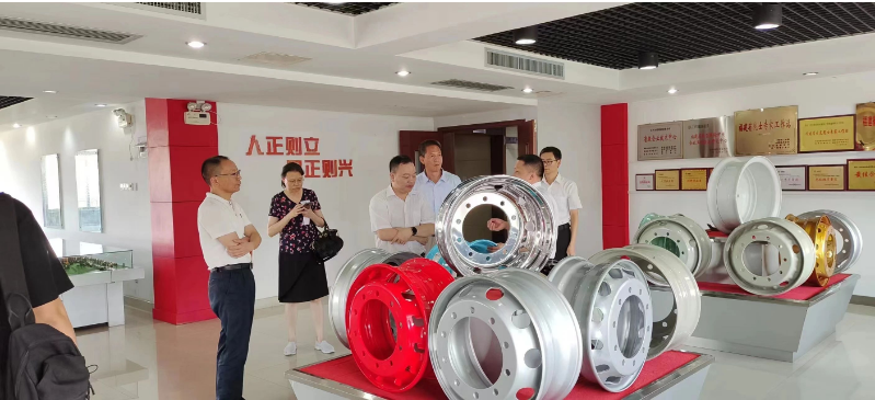 福建省科技廳黨組成員、副廳長(zhǎng)黃舒，省科技型中小企業(yè)技術(shù)創(chuàng)新中心主任鄭昭，市科技局黨組成員、三級(jí)調(diào)研員陳斌，市科技局高新技術(shù)與工業(yè)科技科科長(zhǎng)陳元波一行蒞臨正興車(chē)輪集團(tuán)有限公司，對(duì)其進(jìn)行實(shí)地調(diào)研指導(dǎo)。在薌城區(qū)副區(qū)長(zhǎng)周志平和薌城區(qū)工信局局長(zhǎng)歐陽(yáng)思嘉的陪同下，調(diào)研組對(duì)企業(yè)的科技創(chuàng)新、高質(zhì)量發(fā)展等方面給予充分肯定。