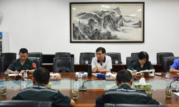 同時(shí)，以“提升整體生產(chǎn)效率和經(jīng)濟(jì)效益”為主題，，探討了煉膠、半制品、成型以及硫化等工序的產(chǎn)能匹配、產(chǎn)銷(xiāo)平衡、生產(chǎn)調(diào)度、倉(cāng)儲(chǔ)物流、動(dòng)力能耗以及內(nèi)部成本等問(wèn)題。