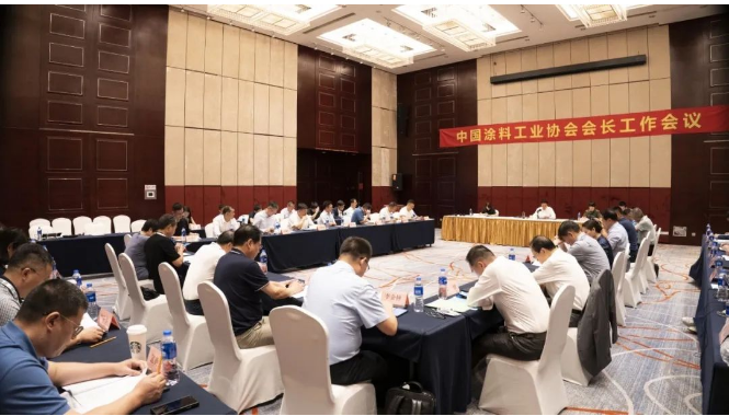 除劉普軍會(huì)長(zhǎng)外，會(huì)議還吸引了中國(guó)涂料工業(yè)協(xié)會(huì)名譽(yù)會(huì)長(zhǎng)孫蓮英、副會(huì)長(zhǎng)丁艷梅以及秘書(shū)長(zhǎng)劉杰的關(guān)注和參與。整個(gè)會(huì)議充滿了積極的討論和交流氛圍。