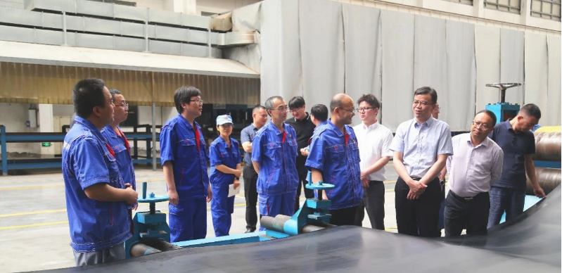 云南省工業(yè)和信息化廳副廳長浦麗合一行于8月11日上午蒞臨青島橡六輸送帶有限公司進行考察。此次調研旨在深入了解青島橡六在橡膠行業(yè)的發(fā)展狀況，促進合作共贏，推動云南橡膠產業(yè)的騰飛。