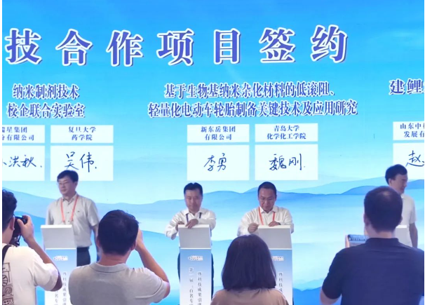 本次會(huì)議的主題緊扣“科技創(chuàng)新與新型工業(yè)化”，涵蓋了重點(diǎn)項(xiàng)目簽約儀式、高端論壇等多項(xiàng)活動(dòng)。據(jù)了解，新東岳集團(tuán)作為會(huì)議的重要參與者之一，在會(huì)上與全球材料科學(xué)領(lǐng)域的頂尖科學(xué)家魏剛高級(jí)研究員成功簽約，雙方將共同建立產(chǎn)學(xué)研合作關(guān)系。這一合作旨在推動(dòng)科技成果轉(zhuǎn)化，服務(wù)企業(yè)，提升科研水平與創(chuàng)新能力，共同探索產(chǎn)業(yè)升級(jí)、技術(shù)攻關(guān)、人才培育等多領(lǐng)域的深度合作。