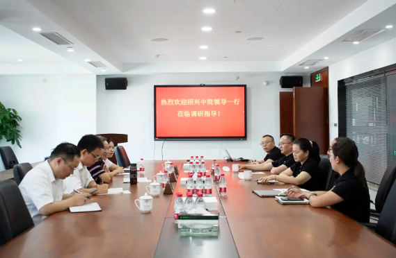 紹興市中級(jí)人民法院副院長(zhǎng)王惠中一行蒞臨三力士股份有限公司，就該公司的知識(shí)產(chǎn)權(quán)保護(hù)狀況展開(kāi)調(diào)研。三力士股份有限公司董事長(zhǎng)吳瓊瑛，帶領(lǐng)著團(tuán)隊(duì)的成員，熱情接待了此次調(diào)研。
