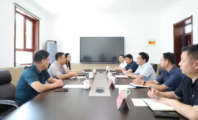 河北省邯鄲市大名縣縣委書記高巍會(huì)見上海紅星美凱龍行遠(yuǎn)科技集團(tuán)有限公司總裁陳志偉一行，共同探討輪胎項(xiàng)目的合作前景。