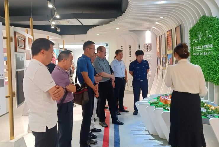 接著，代表團參觀了嘉寶莉化工集團，這家現(xiàn)代化高新技術(shù)企業(yè)專注于環(huán)保涂料的研發(fā)與創(chuàng)新，致力于為消費者創(chuàng)造安全、健康、優(yōu)質(zhì)的產(chǎn)品。在座談交流中，嘉寶莉化工集團的高管分享了公司的發(fā)展方向和數(shù)字化平臺建設經(jīng)驗，與參觀團成員就工業(yè)技術(shù)、銷售等進行了深入交流。