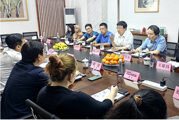 在座談交流中，楊水清董事長詳細介紹了公司發(fā)展狀況，并強調(diào)了與英國愛丁堡大學在新材料領(lǐng)域的合作進展。他表達了與高校合作的愿望，希望充分利用學科和人才資源優(yōu)勢，實現(xiàn)合作共贏。