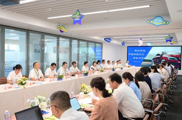 可曉林副區(qū)長提到，目前米其林輪胎一期工程已竣工驗收，項目二期工程要在一期的基礎(chǔ)上，打造“超級靈活的綠色、智能、可持續(xù)的未來工廠”，各相關(guān)部門要做好政策解答，與企業(yè)共同研究，合力推動項目平穩(wěn)有序開展。