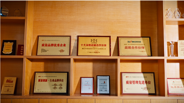 作為一家以技術(shù)實力為支撐的高新技術(shù)企業(yè)，嘉多彩粉末涂料公司在業(yè)界細分領(lǐng)域展現(xiàn)出了強大的創(chuàng)新能力和發(fā)展?jié)摿?。?jù)了解，被認定為“創(chuàng)新型中小企業(yè)”的標(biāo)準(zhǔn)非常嚴(yán)格，要求企業(yè)在專業(yè)化水平、創(chuàng)新能力和行業(yè)影響力等方面均達到較高水平，因此嘉多彩公司的入選可謂是對其在行業(yè)內(nèi)的地位和實力的肯定。