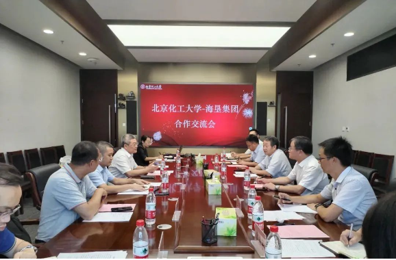 海南橡膠集團總經(jīng)理、海南橡膠黨委書記艾軼倫率團于8月15-16日前往北京先后與北京化工大學、北京橡膠工業(yè)研究設計院有限公司(簡稱北橡院)舉行座談，圍繞人才引進、人才培養(yǎng)、科研項目合作、產(chǎn)業(yè)轉(zhuǎn)型升級、參與天然橡膠產(chǎn)業(yè)創(chuàng)新聯(lián)盟等方面進行深入交流，共謀合作新篇。