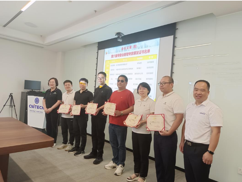 此次會議還邀請了新加入的專委會專家進行自我介紹，新增專家來自科研單位、企業(yè)技術部門以及咨詢機構。隨后，專家們就涂料行業(yè)集中度提升、國內(nèi)涂料市場競爭激烈等問題展開討論，各自提出了寶貴的建議。據(jù)了解，專家們就如何推動寧波市涂料與涂裝行業(yè)綠色健康發(fā)展等議題，提出了一系列具有建設性的意見，并表示將積極參與協(xié)會各項工作，為行業(yè)的可持續(xù)發(fā)展出謀劃策。