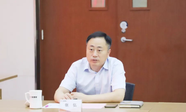 在會(huì)議上，北新防水副總經(jīng)理張弘回顧了北新防水的發(fā)展歷程和產(chǎn)業(yè)發(fā)展情況，并強(qiáng)調(diào)了雙方在價(jià)值觀和合作基礎(chǔ)方面的契合。他表示，雙方在新型綠色建材開(kāi)發(fā)領(lǐng)域擁有廣闊的合作空間，希望通過(guò)此次戰(zhàn)略合作簽約，啟動(dòng)一系列綠色產(chǎn)品開(kāi)發(fā)項(xiàng)目，不僅加深雙方合作，更實(shí)現(xiàn)強(qiáng)強(qiáng)聯(lián)合、共同發(fā)展的目標(biāo)。