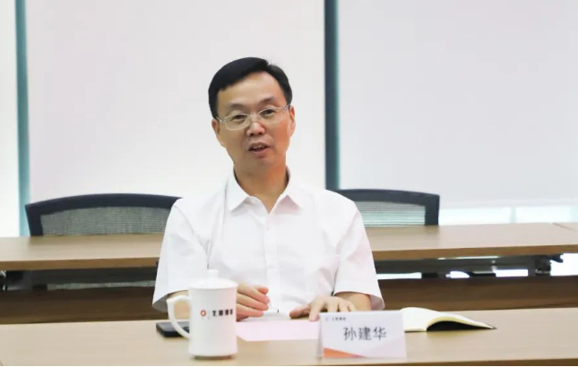 株洲橡膠院的孫建華也在會(huì)上介紹了該院的發(fā)展歷程、技術(shù)開(kāi)發(fā)成果等。他指出，北新防水在資源整合、品牌塑造和市場(chǎng)推廣方面經(jīng)驗(yàn)豐富，而株洲橡膠院在技術(shù)開(kāi)發(fā)能力和成果方面頗具實(shí)力。雙方將以產(chǎn)業(yè)化前景明確的項(xiàng)目為切入點(diǎn)，實(shí)現(xiàn)資源共享，共同推動(dòng)企業(yè)高質(zhì)量發(fā)展。