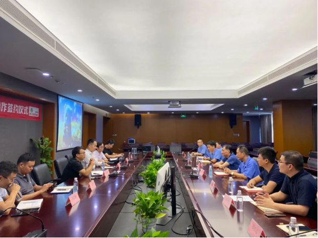 在簽約儀式上，雙方高管進(jìn)行了對后續(xù)合作發(fā)展模式的探討和規(guī)劃。后續(xù)零跑汽車未來的高端車型將嘗試搭載中策橡膠的高端旗艦輪胎產(chǎn)品，雙方致力于打造出國產(chǎn)新能源車配國產(chǎn)輪胎的熱銷車型，為中國新能源汽車事業(yè)貢獻(xiàn)力量。