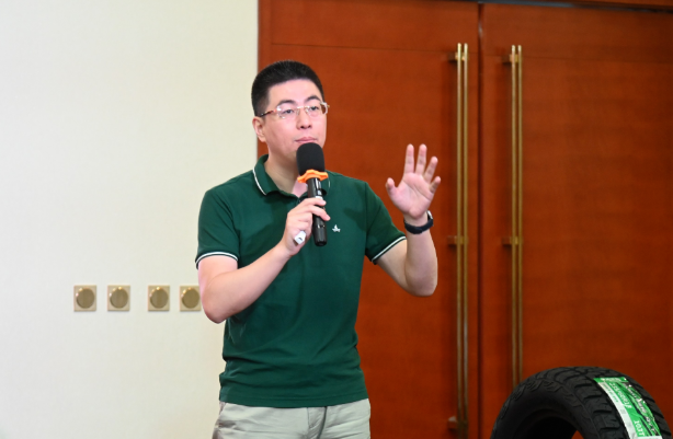 在會(huì)議現(xiàn)場(chǎng)，中策橡膠乘用車(chē)胎銷(xiāo)售部東北科科長(zhǎng)王智學(xué)分享了中策所取得的成績(jī)和心得，同時(shí)對(duì)當(dāng)前市場(chǎng)環(huán)境進(jìn)行了深入分析，提出了新的工作思路。他強(qiáng)調(diào)，在當(dāng)前激烈的市場(chǎng)競(jìng)爭(zhēng)下，創(chuàng)新是取勝的關(guān)鍵，只有緊跟市場(chǎng)需求變化，不斷推陳出新，才能在競(jìng)爭(zhēng)中立于不敗之地。