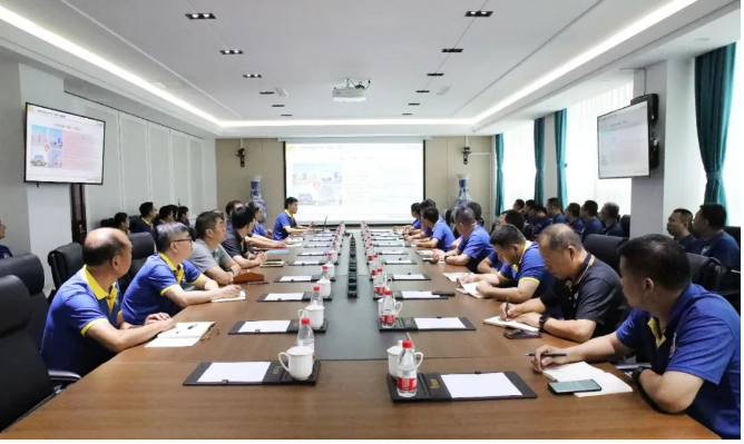 華盛橡膠集團(tuán)于8月27日在其技術(shù)研發(fā)中心舉行了2023年“質(zhì)量月”的啟動(dòng)會(huì)議。這次會(huì)議聚焦于質(zhì)量的重要性，旨在通過一系列活動(dòng)，夯實(shí)質(zhì)量基石，構(gòu)建質(zhì)量強(qiáng)企的目標(biāo)。出席會(huì)議的有華盛橡膠集團(tuán)高層領(lǐng)導(dǎo)趙瑞青總經(jīng)理、張玉亮副董事長、田永山副總經(jīng)理，以及各工廠主要負(fù)責(zé)人、研發(fā)中心部門主管等。