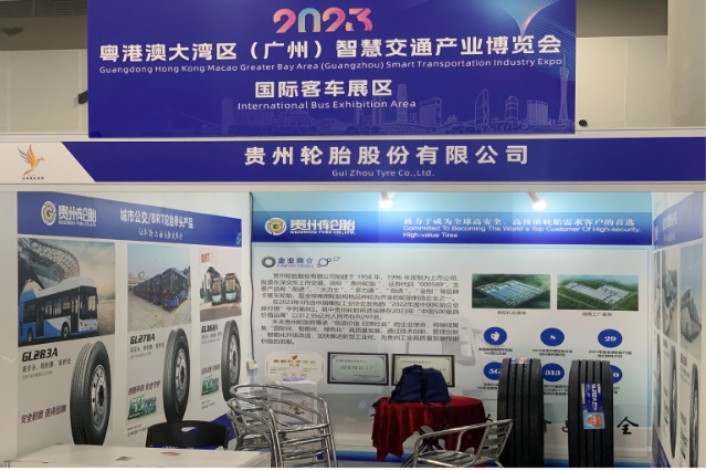 在本次博覽會(huì)上，貴州輪胎特別展示了采用三超核心安全技術(shù)的城市智慧交通運(yùn)輸系列輪胎產(chǎn)品。這些產(chǎn)品不僅在城市公交/BRT和旅游巴士等領(lǐng)域引起了行業(yè)專家和業(yè)內(nèi)人士的廣泛關(guān)注，還為交流與洽談提供了良好平臺(tái)。