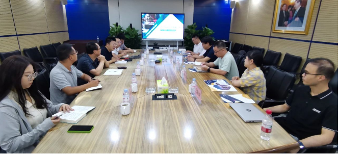 普利司通(無(wú)錫)輪胎有限公司副工廠長(zhǎng)任斌一行于8月25日訪問(wèn)了山東奇妙智能科技有限公司。這次跨界交流旨在探索傳統(tǒng)輪胎行業(yè)與工業(yè)AI視覺檢測(cè)的結(jié)合，以推動(dòng)行業(yè)降本增效的發(fā)展。