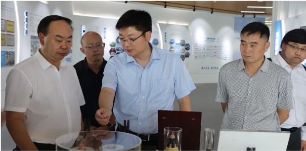 安順市副市長(zhǎng)楊平一行蒞臨寶勝調(diào)研企業(yè)生產(chǎn)經(jīng)營情況。寶勝股份黨委書記、董事長(zhǎng)生長(zhǎng)山，黨委副書記、工會(huì)主席宋宇峰，黨委委員、副總經(jīng)理、總工程師陳大勇等公司領(lǐng)導(dǎo)陪同。
