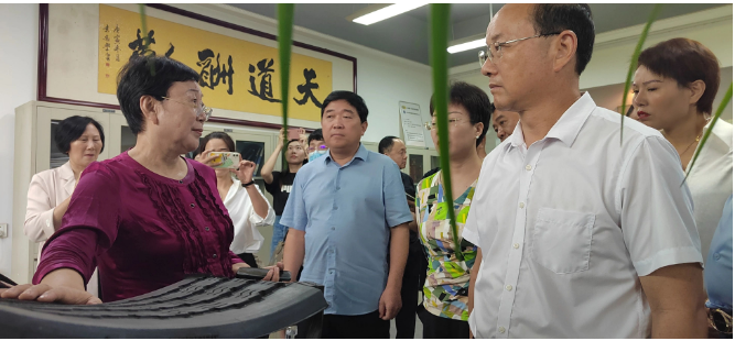 隨后，參觀團(tuán)一同來到了萬通三樓的輪胎文化園。張秀麗通過生動(dòng)的解說，展示了輪胎從生產(chǎn)到報(bào)廢的全生命周期和其所蘊(yùn)含的價(jià)值。她特別強(qiáng)調(diào)了輪胎翻新的重要性，指出在循環(huán)經(jīng)濟(jì)中，輪胎翻新能夠發(fā)揮巨大作用，實(shí)現(xiàn)低碳減排和綠色經(jīng)濟(jì)的目標(biāo)。