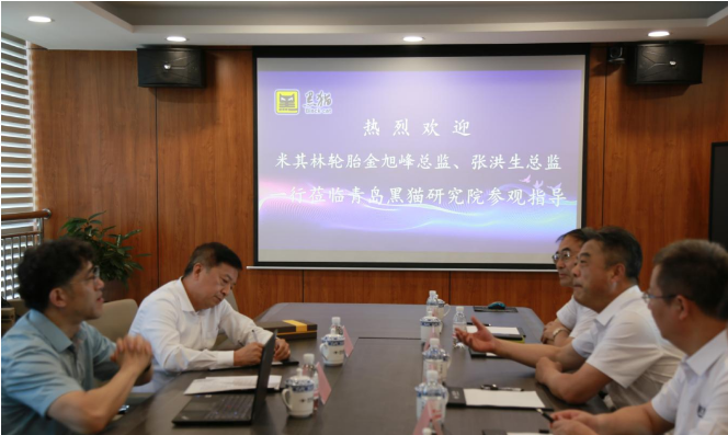 金旭峰一行人首先參觀了青島黑貓研究院的中試生產(chǎn)車間、黑貓文化展廳、檢測(cè)中心、研發(fā)中心等，詳細(xì)了解了黑貓集團(tuán)的歷史發(fā)展、業(yè)務(wù)范圍、產(chǎn)學(xué)研融合等情況。