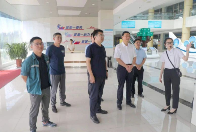 ，劉普軍會(huì)長(zhǎng)一行抵達(dá)焦作市，受到了龍佰集團(tuán)董事長(zhǎng)和奔流以及黨委書(shū)記張剛的熱情接待。龍佰集團(tuán)向代表團(tuán)介紹了公司的發(fā)展歷程，并帶領(lǐng)他們參觀了硫酸法和氯化法鈦白粉生產(chǎn)工廠、企業(yè)技術(shù)中心等設(shè)施。座談交流中，劉普軍會(huì)長(zhǎng)對(duì)龍佰集團(tuán)在環(huán)保方面的努力給予了充分肯定，他提出了對(duì)企業(yè)未來(lái)發(fā)展的殷切希望，鼓勵(lì)企業(yè)在環(huán)保標(biāo)準(zhǔn)、技術(shù)創(chuàng)新等方面繼續(xù)發(fā)力，為綠色發(fā)展貢獻(xiàn)力量。