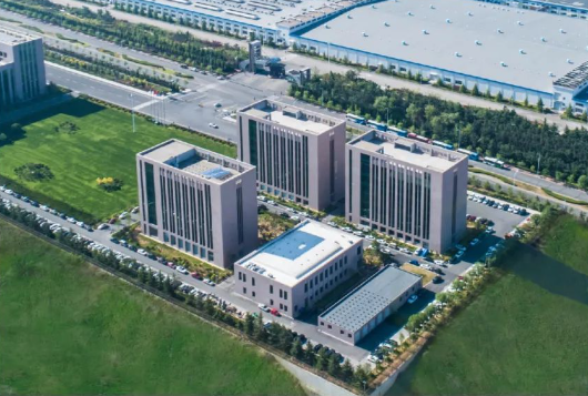 三角輪胎發(fā)布了2023年上半年的業(yè)績報告。數(shù)據(jù)顯示，上半年，三角輪胎實現(xiàn)了營業(yè)收入達到51.9億元，同比增長了21.5%;實現(xiàn)歸屬上市公司股東的凈利潤6.1億元，同比增長180%。