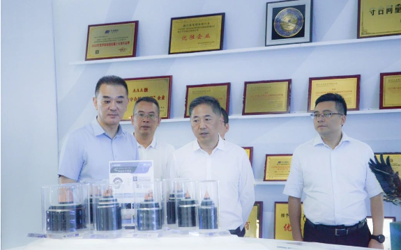 在萬馬創(chuàng)新園的展廳，宦金元副市長一行詳細(xì)了解了萬馬股份的發(fā)展歷程、核心業(yè)務(wù)、產(chǎn)業(yè)結(jié)構(gòu)和產(chǎn)品優(yōu)勢(shì)等。他們不僅聆聽了公司高管關(guān)于光伏項(xiàng)目的介紹，還觀看了相關(guān)的項(xiàng)目視頻。這次考察使他們對(duì)萬馬股份在新智造電纜領(lǐng)域的概況以及在企業(yè)綠色發(fā)展方面取得的成果有了更加具體的了解。