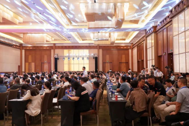 整個(gè)大會(huì)將持續(xù)至9月6日，同時(shí)，第十屆中國(guó)國(guó)際線纜及線材展覽會(huì)也在同期舉行，為行業(yè)內(nèi)人士提供了深入交流和展示的機(jī)會(huì)。本次活動(dòng)的舉辦將進(jìn)一步促進(jìn)電線電纜行業(yè)的交流合作，推動(dòng)行業(yè)的持續(xù)健康發(fā)展。