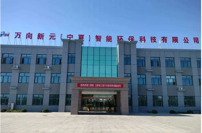 近日，工信部信管局專家、中國(guó)信通院工業(yè)互聯(lián)網(wǎng)信息模型聯(lián)合實(shí)驗(yàn)室主任余思聰率領(lǐng)5G工廠試點(diǎn)示范項(xiàng)目現(xiàn)場(chǎng)調(diào)研組赴前往寧夏青銅峽市，對(duì)新元科技的5G全連接工廠項(xiàng)目進(jìn)行了實(shí)地調(diào)研。在調(diào)研中，團(tuán)隊(duì)深入考察了工廠的基礎(chǔ)設(shè)施建設(shè)、廠區(qū)現(xiàn)場(chǎng)升級(jí)、關(guān)鍵環(huán)節(jié)應(yīng)用、網(wǎng)絡(luò)安全防護(hù)等方面，并親身體驗(yàn)了多個(gè)5G+工業(yè)互聯(lián)網(wǎng)典型應(yīng)用場(chǎng)景。