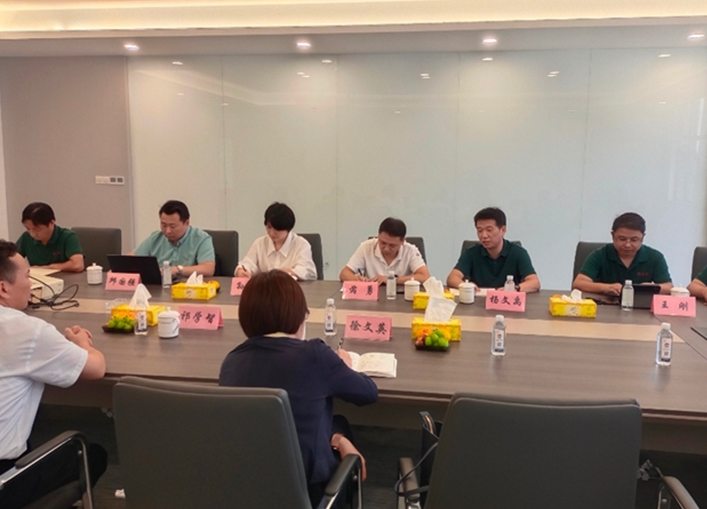 徐文英一行首先參觀了南通回力的項(xiàng)目展廳，隨后踏入再生橡膠加工回用車間，詳細(xì)了解了從原材料加工到成品橡膠生產(chǎn)的整個(gè)工藝流程。他們仔細(xì)詢問(wèn)了車間內(nèi)設(shè)備的運(yùn)轉(zhuǎn)情況，以及智能化車間的建設(shè)進(jìn)展。據(jù)了解，南通回力橡膠利用智能化技術(shù)，能夠準(zhǔn)確滿足不同客戶的生產(chǎn)需求，其系列橡膠制品在輪胎、膠板、膠管、膠帶、膠鞋等領(lǐng)域具有可靠的質(zhì)量和廣泛的適用性。