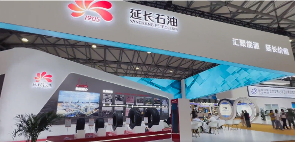 本次展覽會吸引了眾多橡膠行業(yè)的參展企業(yè)，其中陜西延長石油西北橡膠有限公司也受邀參展，他們的展區(qū)匯集了各類橡膠制品，包括子午線輪胎和飛機(jī)輪胎等。這些產(chǎn)品的獨(dú)特之處在于它們是由該公司自主研發(fā)和生產(chǎn)的，因此備受觀眾關(guān)注。