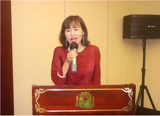 在儀式上，研究院執(zhí)行院長王敬向與會嘉賓詳細(xì)介紹了研究院的發(fā)展規(guī)劃和核心價值。他指出，當(dāng)前國內(nèi)涂料市場面臨著內(nèi)卷的“死循環(huán)”，要打破這一局面需要涂料上下游產(chǎn)業(yè)技術(shù)人員的共同努力，需要環(huán)境友好型涂裝產(chǎn)品的革新機(jī)會，以及有信心的破局者的合作。研究院的核心價值包括為用漆企業(yè)提供整體涂裝解決方案、常態(tài)化技術(shù)交流會以及產(chǎn)業(yè)鏈融合，共同推動新技術(shù)、新產(chǎn)品、新應(yīng)用等方面的發(fā)展，解決環(huán)保替代或制約問題。