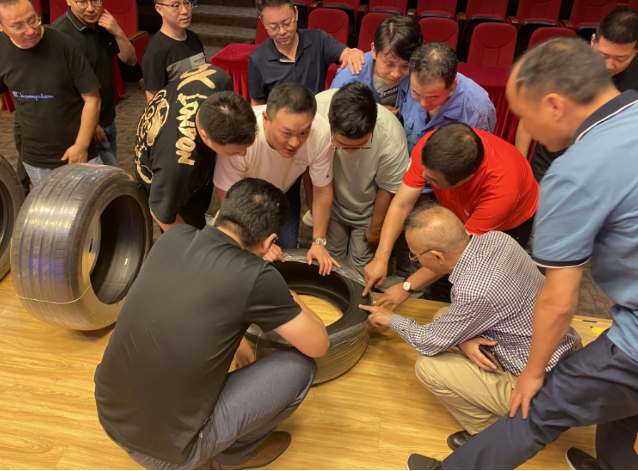 據(jù)了解，駿馬集團(tuán)是江蘇重點(diǎn)企業(yè)集團(tuán)，專注于輪胎骨架材料的生產(chǎn)與經(jīng)營。該集團(tuán)總資產(chǎn)達(dá)12億美元，員工人數(shù)超過6000人，產(chǎn)品主要包括錦綸6浸膠簾子布、錦綸66浸膠簾子布、高模低縮滌綸簾子布和子午胎輪胎鋼簾線，已經(jīng)形成了中國簾子布產(chǎn)能第一、鋼簾線產(chǎn)能前三的規(guī)模。