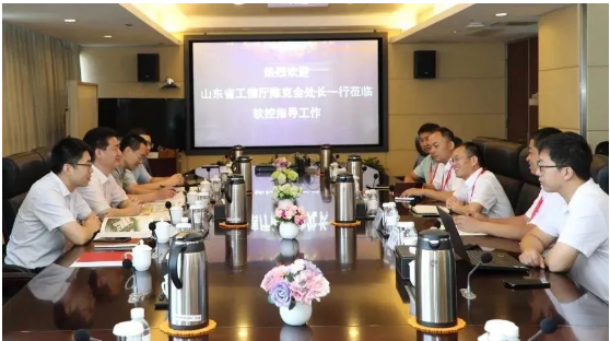 山東省工業(yè)和信息化廳軟件與信息服務(wù)業(yè)處處長陳克全一行來到軟控股份，深入研究橡膠輪胎行業(yè)工業(yè)軟件的研發(fā)、應(yīng)用和推廣情況。軟控股份公司副總裁向坤宏熱情接待了到訪領(lǐng)導(dǎo)。