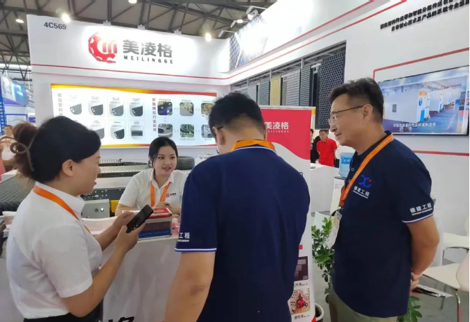 展會期間，眾多參觀者對美凌格的輪胎傳送帶解決方案給予了高度評價。客戶紛紛表示，美凌格的先進技術和創(chuàng)新產品為生產線的運作提供了更高效的解決方案，使他們在提高生產效率的同時，降低了成本和資源浪費。