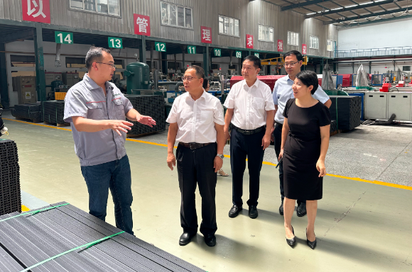 在考察過程中，代表團還訪問了多家塑料企業(yè)，其中包括了杭州明象科技有限公司、浙江中財型材有限責(zé)任公司以及浙江同正管道技術(shù)有限公司等。他們與企業(yè)高層進行了座談，了解了企業(yè)的發(fā)展歷程、產(chǎn)品研發(fā)、市場拓展和主要客戶情況。同時，代表團也提供了專業(yè)意見和建議，鼓勵企業(yè)參與更多行業(yè)活動，拓展品牌形象，并加強與協(xié)會的合作。