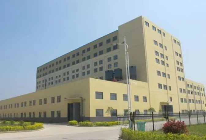 吉馳輪胎成立于2011年，總部位于中國安徽蚌埠懷遠經(jīng)濟開發(fā)區(qū)，占地1000畝。公司專注于高性能半鋼子午線輪胎的研發(fā)、生產(chǎn)和銷售，項目總投資30億元，設(shè)計產(chǎn)能1200萬套。公司擁有國內(nèi)外一流的研發(fā)、生產(chǎn)、檢測設(shè)備，所有主要設(shè)備均來自歐盟、日本等國的進口。