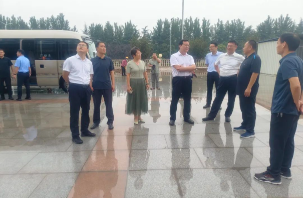 王琪華首先蒞臨諸城涌安橡膠工程輪胎建設項目，仔細聆聽了項目負責人的介紹，詳細了解了各個項目的進展情況，全面了解了項目中遇到的問題。隨后，與現(xiàn)場人員一起深入討論，共同探討解決項目推進中的難題。