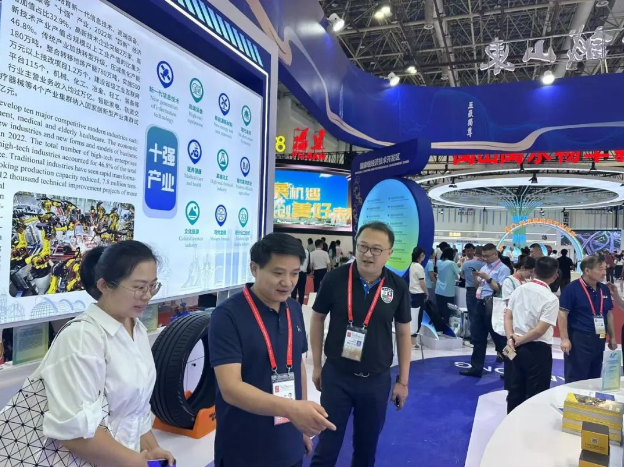 二十三屆中國國際投資貿(mào)易洽談會在福建廈門順利舉行，吸引了來自世界各地的企業(yè)參展。在這個盛大的國際活動上，山東省唯一受邀的輪胎企業(yè)，華盛橡膠，閃耀登場，向觀眾展示了其最新的創(chuàng)新產(chǎn)品。