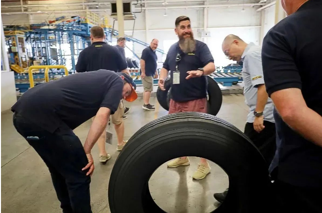 Tyres4U經(jīng)銷商代表團探訪華誼泰國公司