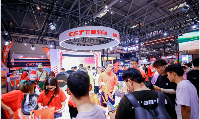 除了產(chǎn)品展示，正新輪胎還在展會(huì)現(xiàn)場(chǎng)舉辦了摩托車行業(yè)達(dá)人訪談會(huì)、互動(dòng)小游戲以及DJ電音SHOW等趣味活動(dòng)，為參展嘉賓營(yíng)造了極佳的觀展體驗(yàn)，吸引了眾多參展觀眾的駐足參與，展位氛圍十分熱烈。