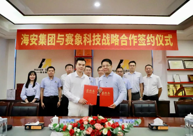此次簽署的戰(zhàn)略合作協(xié)議標(biāo)志著雙方在長期穩(wěn)定的合作基礎(chǔ)上邁出了更深的一步。雙方將在產(chǎn)品設(shè)計、開發(fā)、應(yīng)用、質(zhì)量控制和生產(chǎn)制造等多個領(lǐng)域展開更全面、更深入的合作，充分發(fā)揮各自優(yōu)勢，實現(xiàn)資源的集成、互補、協(xié)同和共享，以提升整個行業(yè)的競爭力，推動輪胎行業(yè)企業(yè)的持續(xù)高質(zhì)量發(fā)展。這一合作必將為雙方帶來更加燦爛的未來。