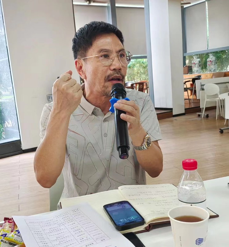 廣東省涂料行業(yè)數(shù)字化產(chǎn)業(yè)聯(lián)盟理事長李昌環(huán)在會上致辭，他強(qiáng)調(diào)了聯(lián)盟的重要性，表示聯(lián)盟需要通過數(shù)字化合作實現(xiàn)更大的化學(xué)反應(yīng)。他指出，數(shù)字化轉(zhuǎn)型是一項復(fù)雜的工程，需要找準(zhǔn)方向，而聯(lián)盟的存在正是為了凝聚行業(yè)力量，成為廣東涂料行業(yè)數(shù)字化轉(zhuǎn)型的標(biāo)桿。他呼吁政和工程和其他聯(lián)盟企業(yè)共同努力，為廣東省的涂料行業(yè)數(shù)字化轉(zhuǎn)型貢獻(xiàn)力量，提升轉(zhuǎn)型速度。