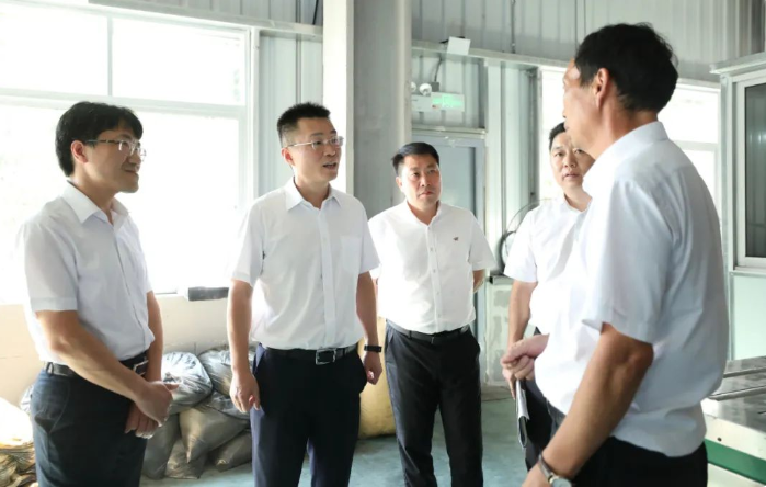浙江省臺(tái)州市三門縣委書記陳曦一行前往珠岙鎮(zhèn)，就橡膠行業(yè)的優(yōu)化提升工作展開深入調(diào)研。此次行動(dòng)旨在進(jìn)一步充分發(fā)揮三門縣在橡膠資源方面的優(yōu)勢(shì)，將其轉(zhuǎn)化為可持續(xù)發(fā)展的競(jìng)爭(zhēng)優(yōu)勢(shì)。