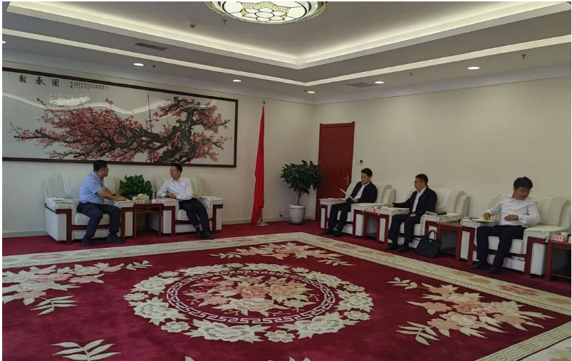 陜西延長(zhǎng)石油西北橡膠有限責(zé)任公司總經(jīng)理張航偉率領(lǐng)團(tuán)隊(duì)，前往彬州市考察高端能源化工園區(qū)項(xiàng)目的建設(shè)情況。