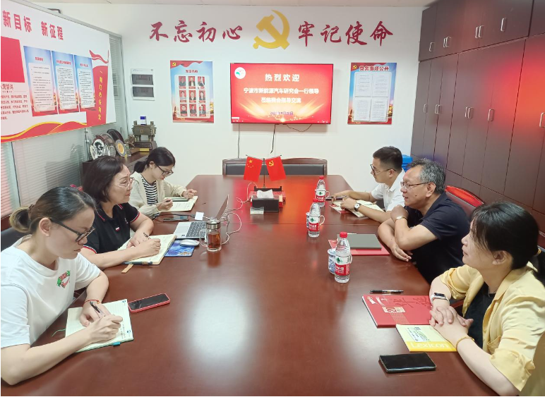為促進(jìn)不同行業(yè)協(xié)會(huì)之間的交流與合作，共同提升服務(wù)會(huì)員企業(yè)的能力，寧波市新能源汽車研究會(huì)代表團(tuán)于9月20日蒞臨寧波市涂料與涂裝行業(yè)協(xié)會(huì)，展開深入交流。